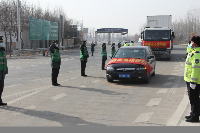 南宫站携手交警、路政列队欢送中国CDC检测队，助力安全返程